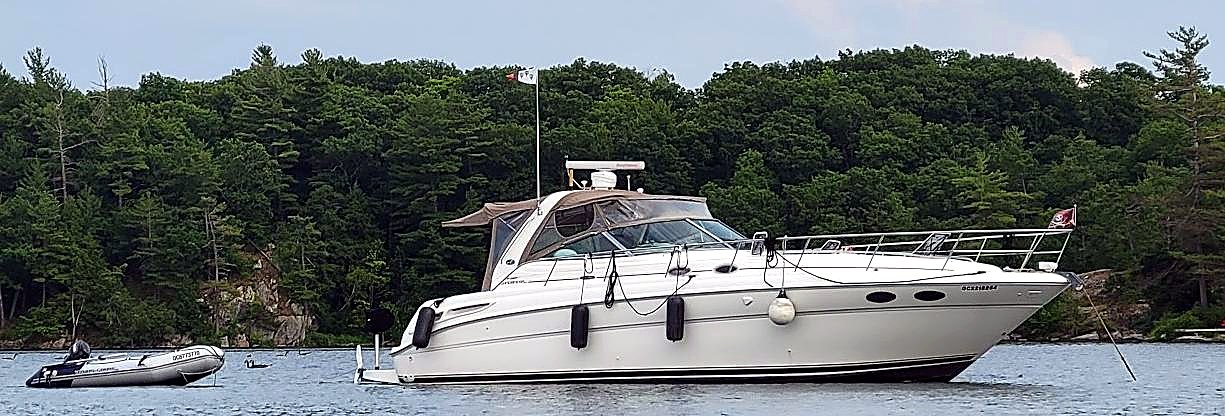 Le Sea Ray 380 Sundancer du capitaine LeBlanc au mouillage dans les Mille-Îles